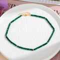 Dettaglio di perle in malachite verde cilindriche con sfere dorate e chiusura regolabile - Stile strutturato verde chiaro (Stile E)