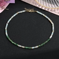 Dettaglio della collana di perline in pietra naturale colorata con chiusura dorata - Pietra naturale blu-verde mista (Stile K)