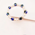 Détail de perles œil bleu maléfique avec perles blanches et séparateurs dorés du bracelet - Bleu Saphir