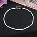 Dettaglio di perline in pietra naturale bianca con distanziali dorati e chiusura a moschettone - Stile Pezzo Circolare in Marmo Bianco (Stile 16)