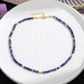 Vista dettagliata della collana di perline in pietra naturale blu e distanziatori dorati - Strass quadrato blu scuro (Stile 13)