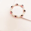 Bracelet élastique avec perles œil turc rose, perles blanches et détails dorés - Rose Clair