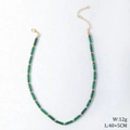 Kurze Perlenkette mit grünen Malachitröhren und Goldakzenten, Länge 40+5 cm - Stil 16-Malachit-Textur Röhrenperlen mit Goldperlen