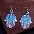 Hamsa Hand Ohrringe mit blauer Evil Eye Perle und lila Mustern auf Vintage-Box - Blau und Lila Geometrisches Blumenmuster Stil (Stil 4)