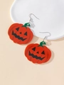 Detailansicht der leuchtend orangen Acryl-Kürbisohrringe für Halloween mit Geistergesicht - Kleiner Kürbis