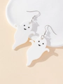 Detail von weißen Geister-Acryl-Ohrringen mit Gesichtern auf Steintablett für Halloween - Geist Stil 1