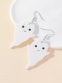 Nahaufnahme der weißen Geist-Ohrringe aus Acryl mit Gesichtern für Halloween-Accessoires - Geist Stil 2