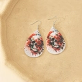 Detailansicht der Tropfenohrringe aus PU-Leder mit Totenkopf- und Rosenmuster im Gothic-Stil - Stil C