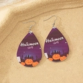 Detail von Halloween-Ohrringen in Tropfenform mit Kürbis-Motiv und lila Nachthimmel-Design - Lila Nachthimmel Party Stil