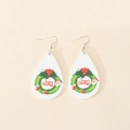Gros plan sur des boucles d'oreilles en bois avec couronne de Noël et Season's Greetings - Style Couronne de Sapin de Noël (ER-08-001)