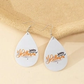 Detalle de pendientes de gota con texto Happy Halloween y diseño de telaraña naranja - Estilo Telaraña Happy Halloween (Estilo-H)