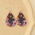 Detail von Tropfen-Ohrringen aus PU-Leder mit schwarzen Katzen- und Totenkopfmotiven - Schwarze Katze Rosa Schädel (Stil-E)