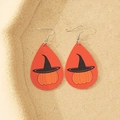 Detail von Halloween Lederohrringen in Tropfenform mit Kürbis Motiv und Hexenhut Muster - Kürbis Zauberhut Stil
