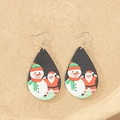 Dettaglio di orecchini a goccia in legno con stampe festive di Babbo Natale e pupazzo - Stile Pupazzo di Neve Babbo Natale Nero (ER-08-007)