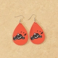 Detail von tropfenförmigen Lederohrringen mit Kürbis- und Fledermausdruck für Halloween - Orange Kürbis Fledermaus Stil