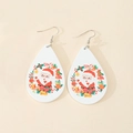 Dettaglio di orecchini a goccia in legno con stampe festive di Babbo Natale e ghirlanda - Stile Babbo Natale Ghirlanda Bianco (ER-08-008)