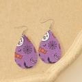 Detailaufnahme der lila tropfenförmigen PU-Lederohrringe mit Halloween-Drucken - Lila Halloween Druck (Stil-G)