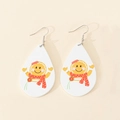 Dettaglio di orecchini a goccia in legno con stampe festive di omini di pan di zenzero - Stile Omino di Pan di Zenzero Bianco (ER-08-009)