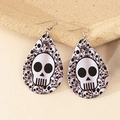Makroaufnahme von Acryl-Ohrringen in Tropfenform mit Schwarz-Weiß-Totenkopf-Muster - Schwarz Weiß Totenkopf Stapel Stil (9)
