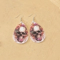 Detail von Acryl-Tropfenohrringen mit gotischem Totenkopf- und Blumenmuster - Stil D
