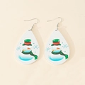 Dettaglio di orecchini a goccia in legno con stampa a pupazzo di neve e fiocchi di neve - Stile Doppio Pupazzo di Neve Cappello Verde Bianco (ER-08-010)