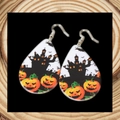 Detailansicht der Tropfenohrringe aus Acryl mit Halloween-Kürbis- und Schlossmustern - Nachtschloss Kürbis Stil