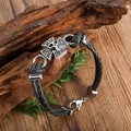 Geflochtenes Herren-Lederarmband in Schwarz mit silbernem Metallkreuz und Totenkopf - Altsilber Totenkopf Kreuz (Bildstil)