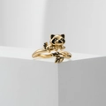 Detailaufnahme des goldenen Waschbär-Rings mit schwarzen Emaillierungen und Blattstruktur - Waschbär mit Blatt Stil (Style 4) / Gold