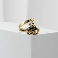 Makroaufnahme von Panda-Ring mit Always-Gravur und goldenem Herz auf Ständer - Panda Gold