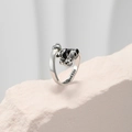 Detailansicht des Pandarings mit schwarzer Emaille und I love you Gravur am Band - Einzelner Panda Wickelstil (Style 3) / Silber