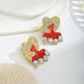 Detailaufnahme der Vintage-Ohrringe mit rotem Schneemann-Motiv und glänzenden Zirkonen - Persönlichkeit Mädchen