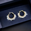 Pendientes de aro dorados bohemios con piedras naturales blancas envueltas a mano - Acero Inoxidable Dorado Con Cuarzo Transparente
