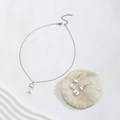 Detailansicht des Edelstahl-Schmucksets mit Palme und Meereswellen-Anhänger in Silber - Silber Halskette Und Ohrringe Set