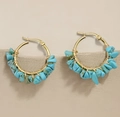 Pendientes de aro dorados bohemios con piedras turquesas naturales envueltas a mano - Acero Inoxidable Dorado Con Turquesa