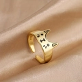 Nahaufnahme eines goldenen Katzenrings mit schwarzen Details auf Satinhintergrund - Katzen-Stil / Stil 1 Gold