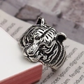 Makroaufnahme des Vintage-Silber-Tigerkopf-Rings mit Gravur und Punk-Ästhetik - Robuster Tigerkopf (Stil 2) / Antiksilber