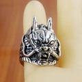 Makroaufnahme der 3D-Drachenskulptur auf einem antiken silbernen Punk-Ring - Vintage Drachenkopf (Stil 3) / Antiksilber