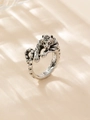 Nahaufnahme eines Vintage-Tigerkopf-Rings mit oxidiertem Silber-Finish und Gravur - Ganzkörper Tiger Wickel (Stil 4 Silber) / Antiksilber