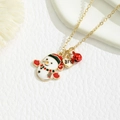 Detail der Weihnachts-Schneemann-Kette mit BFF-Herz und Glöckchen in Gold - Schneemann-Stil Mit Roter Mütze