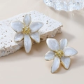 Detalle de los pendientes de flor de esmalte jaspeado blanco con bordes dorados - Blanco