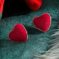 Orecchini a perno a forma di cuore floccato rosso con elegante bordo in oro lucido - Stile Peluche Rosso Brillante