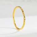 Makroaufnahme minimalistischer goldener Edelstahlring mit geometrisch geschliffenen Flächen - US 4 / Gold