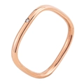 Dettaglio macro dell'anello quadrato oro rosa con diamante singolo e metallo spazzolato - US 4 / Pietra Singola Quadrata / Oro rosa