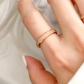 Detail eines roségoldenen Titanstahlrings mit mattierter Textur am Finger des Models - 4mm Mattes Roségold