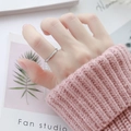 Detailansicht eines minimalistischen Silberrings mit Zirkon-Besatz am Finger - Mattiertes Silber