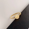 Dettaglio di un anello dorato vintage con una perla rotonda e l'incisione Fu - US 5 / Stile Carattere "Fu" / Oro