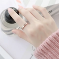 Eleganter Ring aus roségoldenem Titanstahl mit römischen Ziffern und einem Kristall - Roségold mit Römischen Zahlen und Strass