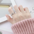 Schmaler silberner Titanstahlring mit römischen Ziffern am Finger getragen - Silber mit Römischen Zahlen und Strass