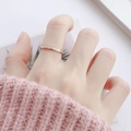 Minimalistischer roségoldener Titanring mit Zirkonia-Mikropflaster an der Hand - 2mm Mattes Roségold