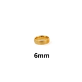 Vista dettagliata dell'anello in acciaio inossidabile oro opaco largo 6mm stile minimal - US 4 / 6mm / Oro Spazzolato